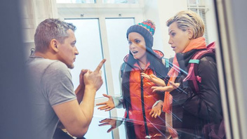 Сабил Арч и Дженнифер Мендес в общаге развлекаются с молодым парнем