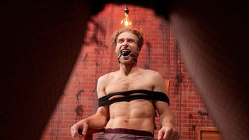 Джина Валентина получила длинный похотливый член в свою попку