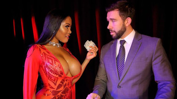 Молодой горячий парень в любой момент готов присунуть длинный член сисястым красоткам