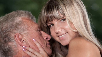 Молоденькая красотка Джина Джерсон ублажает похотливого старика