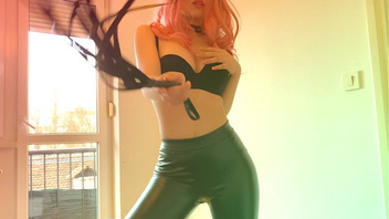 Молодая сводная сестра в кожаных штанах заставила его кончить 2 раза