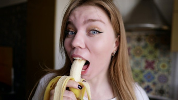 Я снимаю как моя развратная сестра дрочит