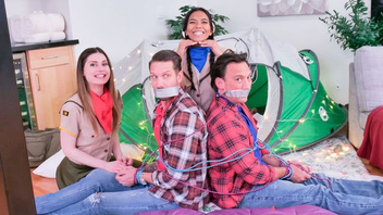 Красотки устроили для своих похотливых парней сюрприз в виде групповушки