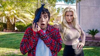 Сексапильная зрелая блондинка поймала пасынка за изучением своих трусиков и наказала его