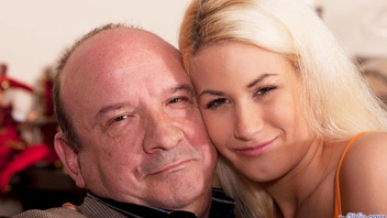 Молодая светловолосая француженка ублажает зрелого похотливого мужика