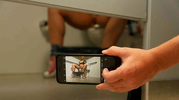 Парень застал блондинку за мастурбацией и жарко трахнул ее в киску