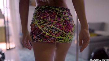 Умоляет кончить ей в рот после того, как ее трахнули с игрушкой в попе