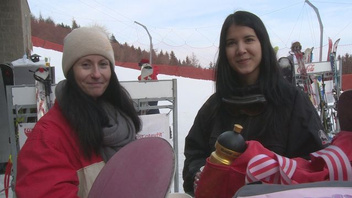 Молодая страстная брюнетка принимает в свои жаркие дырочки член нового любовника