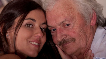 Зрелый мужчина захотел жарко потрахаться и заполучил киску молодой брюнетки