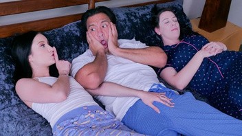 Молодая темноволосая красотка не сдержалась и трахнулась со своим отчимом