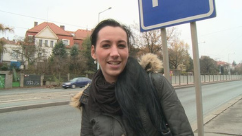 Темноволосая нимфоманка клюнула на похотливого пикапера и скачет на его члене в кустах