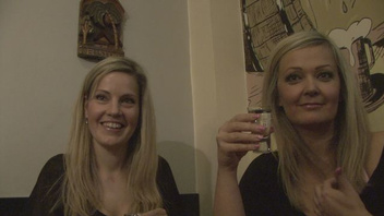 В дырочки зрелой светловолосой красотки проник длинный возбужденный член