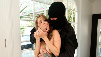 Парень в маске ворвался к молодой красотке Кимми Грейнджер и по полной оттрахал ее