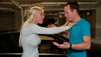 Горячая светловолосая красотка на парковке занялась сексом с молодым парнем