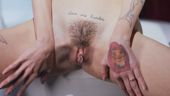 Адель Юникорн в ванной отмастурбировала свою похотливую волосатую киску