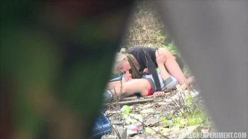 Похотливая парочка решила уединиться в лесу и заняться страстным сексом