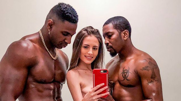 Кайлер Куинн получила двойное проникновение от двух страстных негров