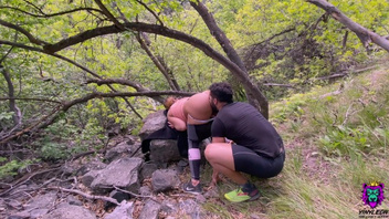 Взбираясь на самую высокую гору, чтобы съесть и трахнуть ее потную киску и большую задницу