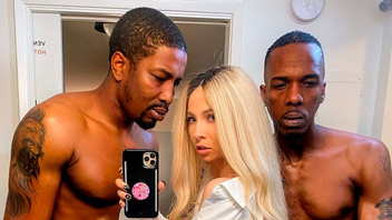 Два страстных негра трахнули своими огромными членами юную блондинку