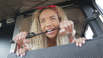 Шикарная светловолосая красотка трахается в такси и получает кайф от жаркого траха