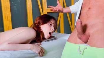 В разработанную попку страстной брюнетки проник длинный толстый член