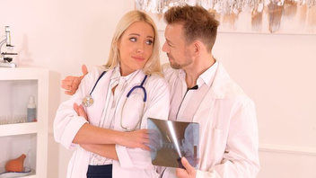 Светловолосая молодая медсестра страстно трахнулась с похотливым доктором