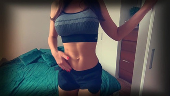 Горячая подтянутая девушка танцует для меня и жестко скачет на моем члене