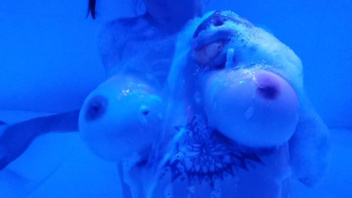 Неоновый секс в ванной комнате