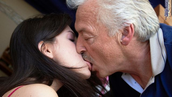 Симпатичная молодая брюнетка радует старый член