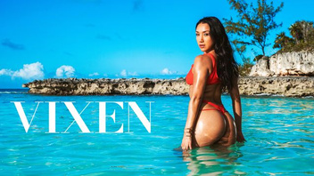 Две потрясающие сучки любят лесбийский секс