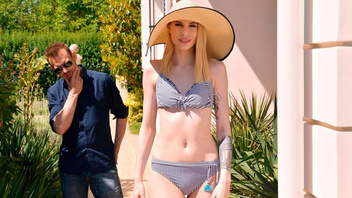 Сладкая стройная блондиночка скачет на члене как профи