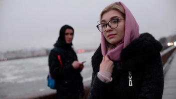 Красивая блондинка Анна Кроу трахается с пацаном