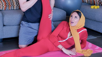 Гламурная большегрудая мамочка Анисса Кейт трахается с тренером