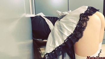 Беспомощная горничная застряла и отчаянно звала на помощь