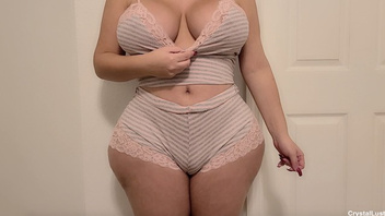 Домашний секс от первого лица с фигуристой бабенкой в пижаме