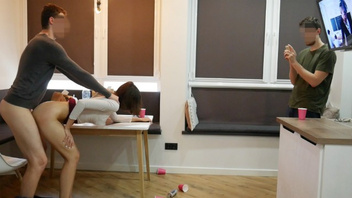 Делюсь подругой. Она принимает два члена после студенческой вечеринки