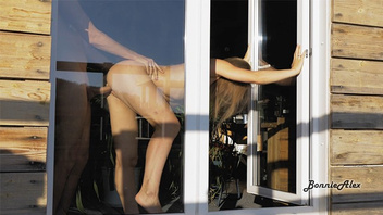 Горячую блондинку трахают перед окном!