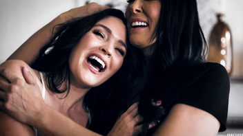 Ловит лесбиянок за сексом и отлично их трахает