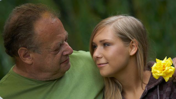 Миниатюрная девушка настроена на секс