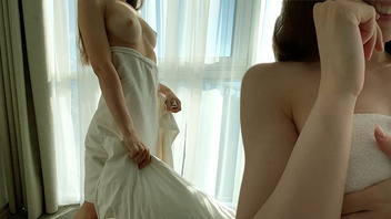 Самостоятельно прогревает свою дырочку, отличная мастурбация