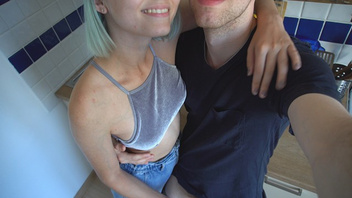 Молодые не стесняясь снимают домашний минет, сучка глотает сперму