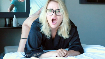 Помог мачехе намазаться кремом и  выебал ее в жопу