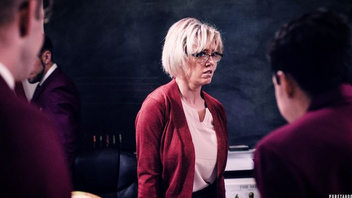 Студенты ебут училку и кормят ее спермой