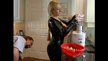 Сексуальная блондинка в кожаном костюме