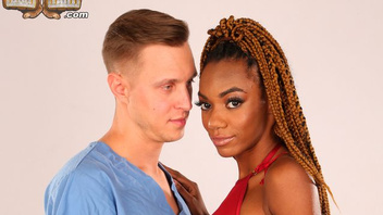 Белый массажист в  три дырки ебет черную шлюшку