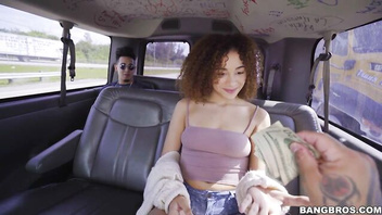 В машине долбит  молодую за деньги