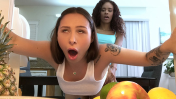 Шалости лесбиянок со страпоном