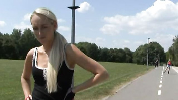 Платит блондинке за секс на природе