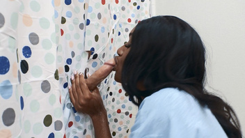 Член в занавеске для похотливой негритянки