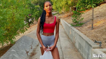 Тощая красивая негритянка и белый хуй